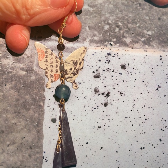 BUTTERFLY CALLIGRAPHY DROP EARRINGS NWOT - Picture 11 of 12